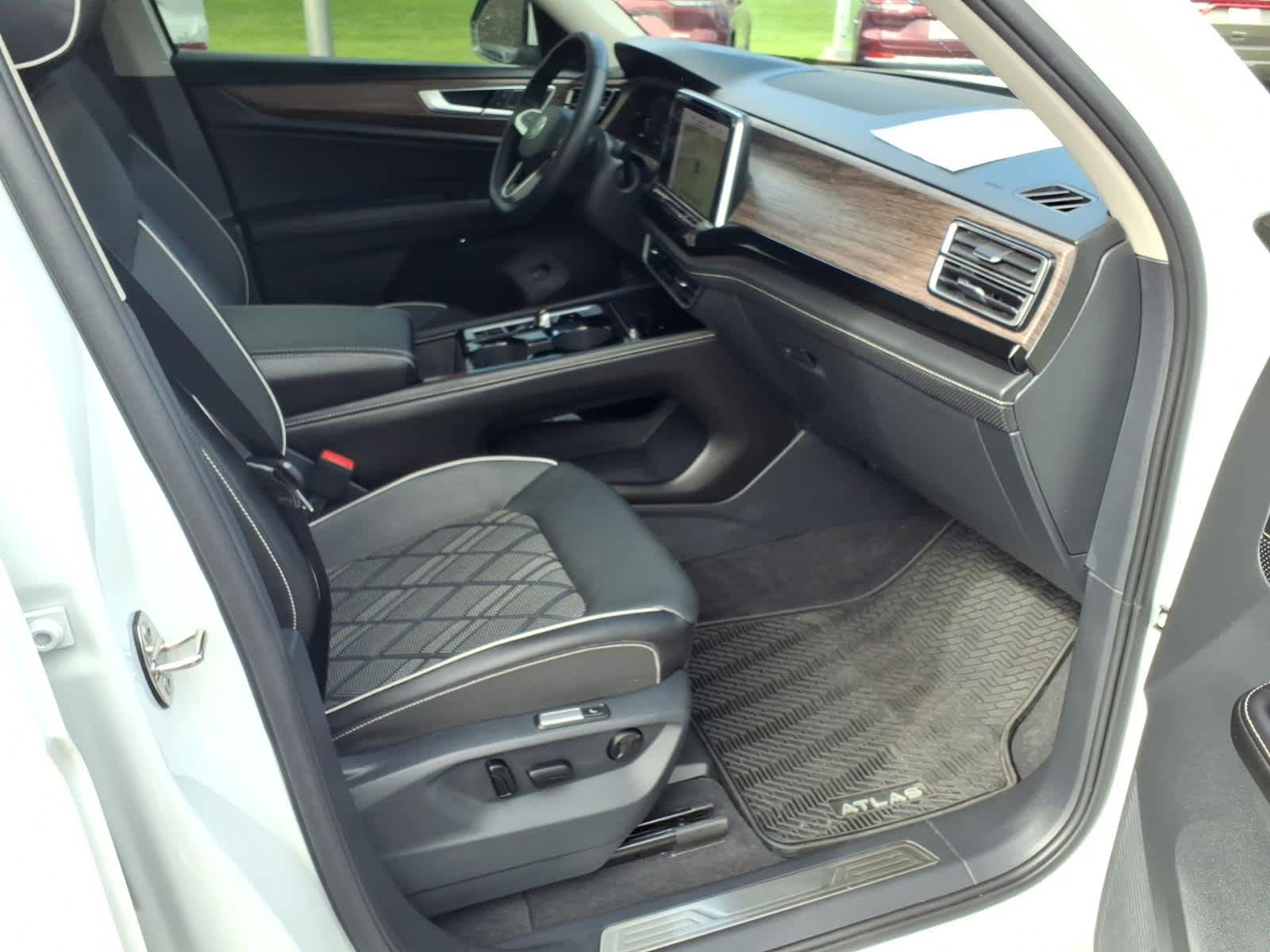 2025 Volkswagen Atlas 2.0T SEL Premium R-Line