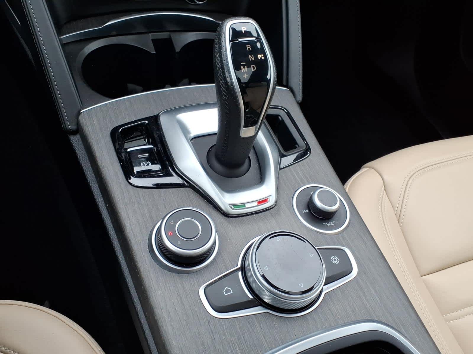 2023 Alfa Romeo Stelvio Lusso