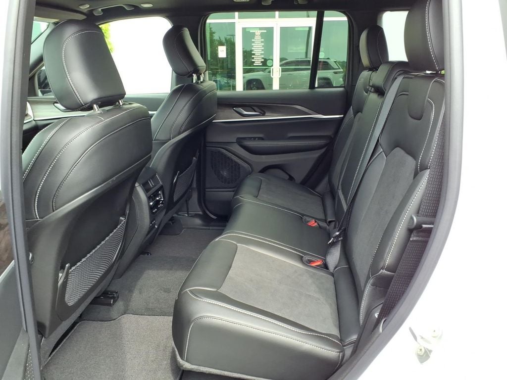 2026 Jeep Grand Cherokee Laredo Altitude