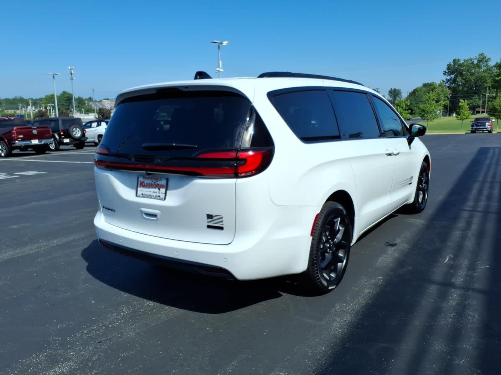 2027 Chrysler Pacifica Select