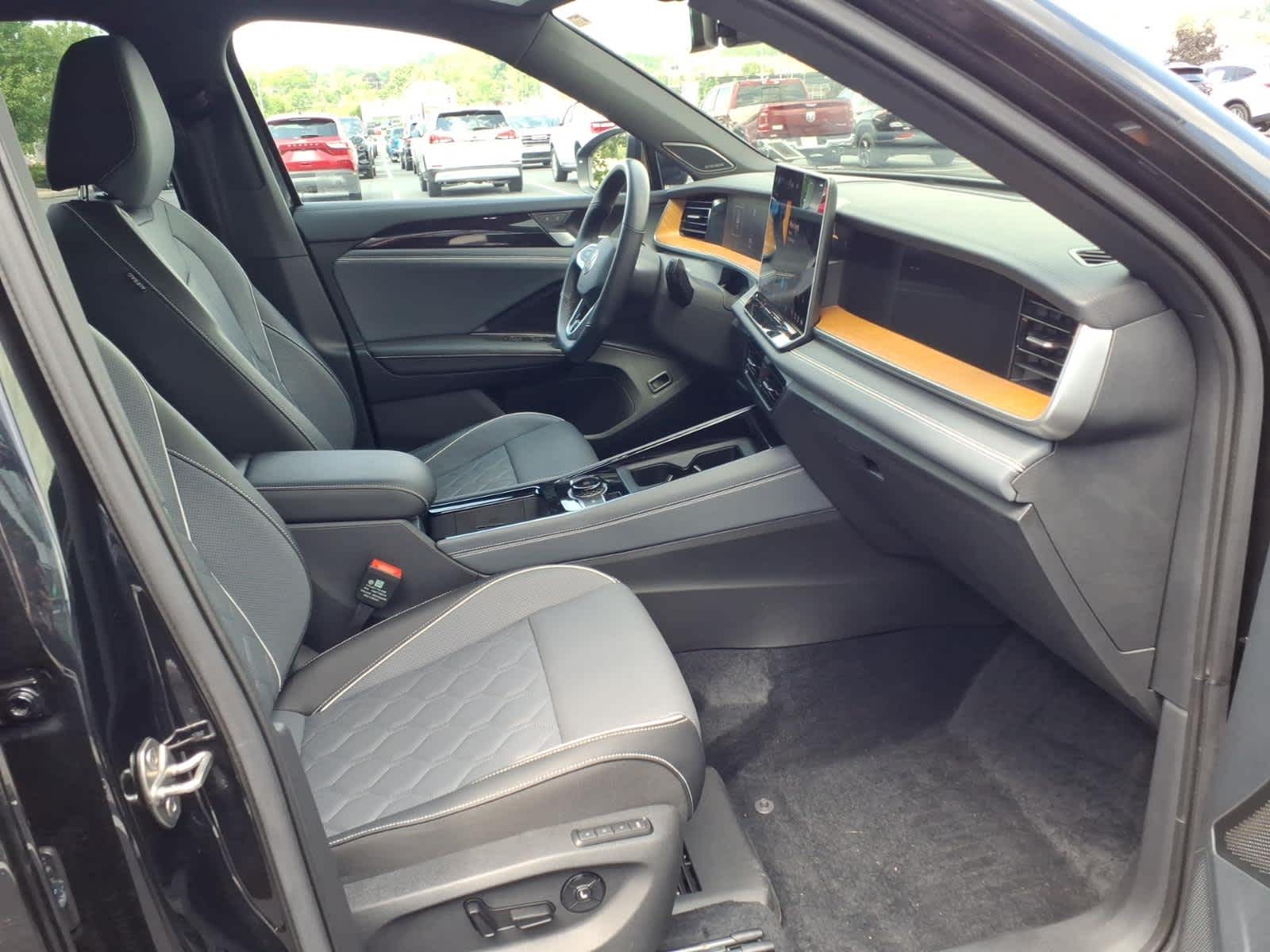 2025 Volkswagen Tiguan SEL R-Line