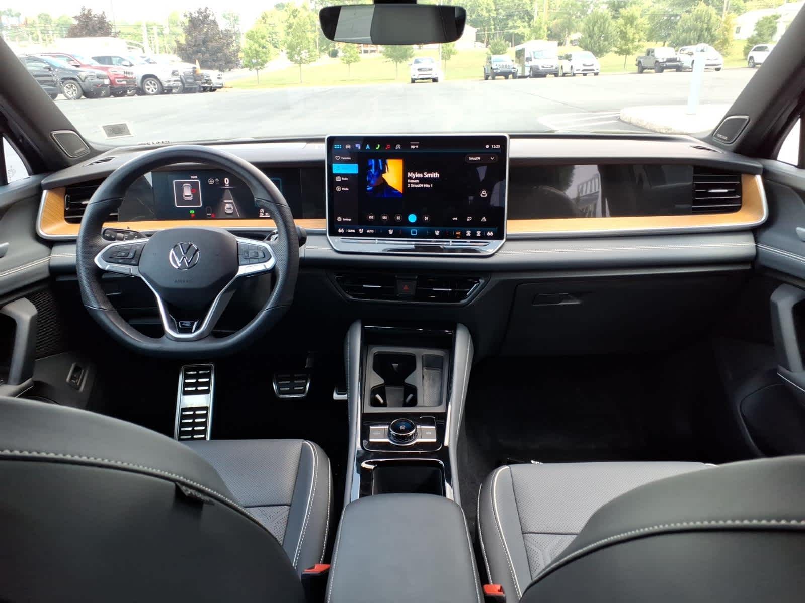 2025 Volkswagen Tiguan SEL R-Line