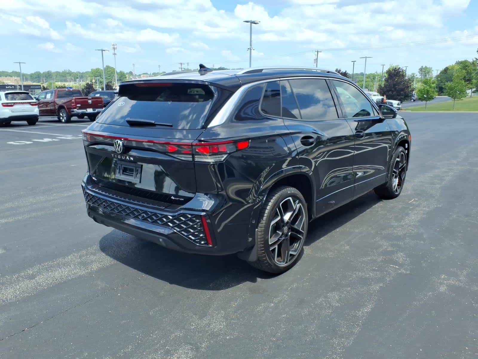 2025 Volkswagen Tiguan SEL R-Line