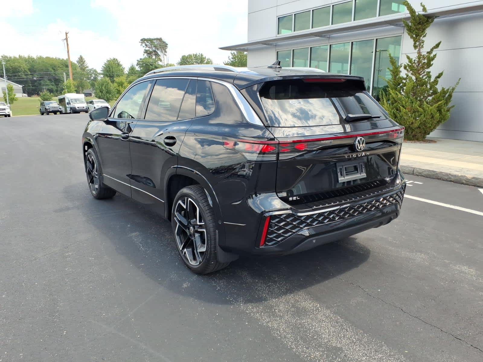 2025 Volkswagen Tiguan SEL R-Line